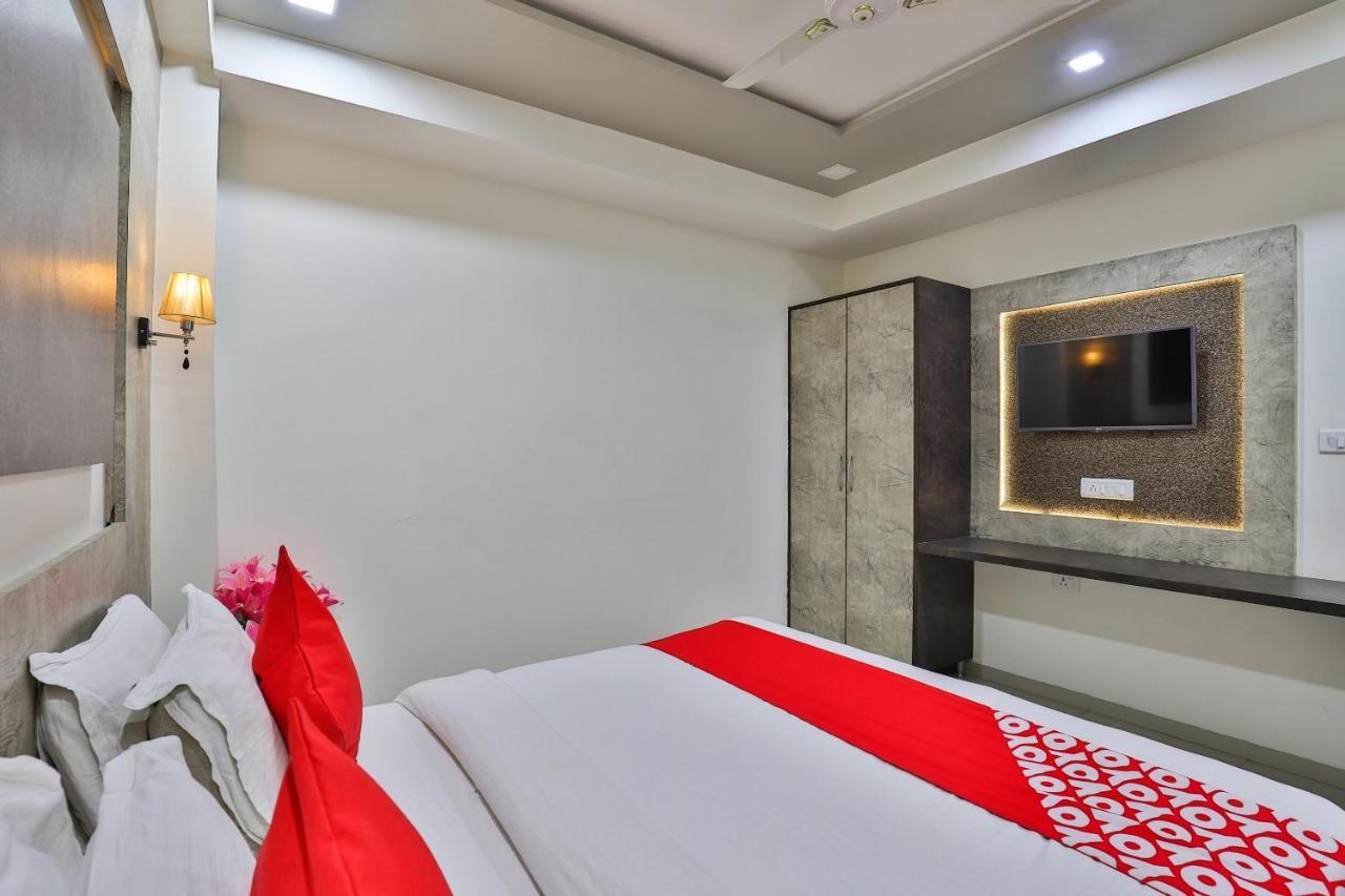 Collection O 7557 Hotel Shiv Kunj Exotica Naroda Exterior photo