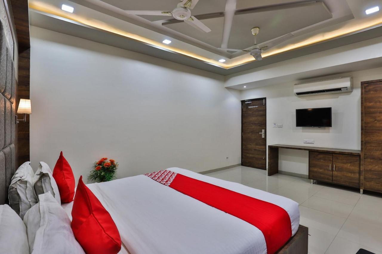 Collection O 7557 Hotel Shiv Kunj Exotica Naroda Exterior photo