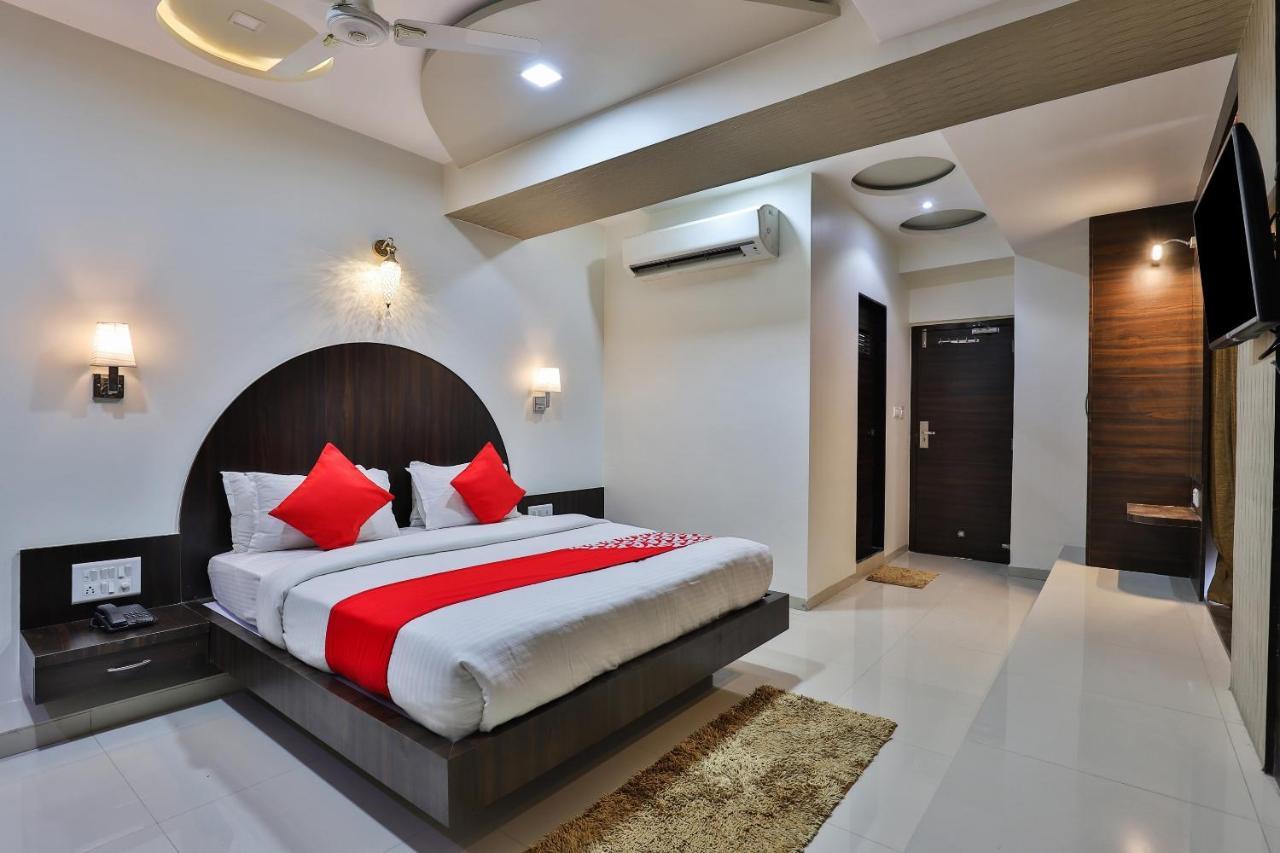 Collection O 7557 Hotel Shiv Kunj Exotica Naroda Exterior photo
